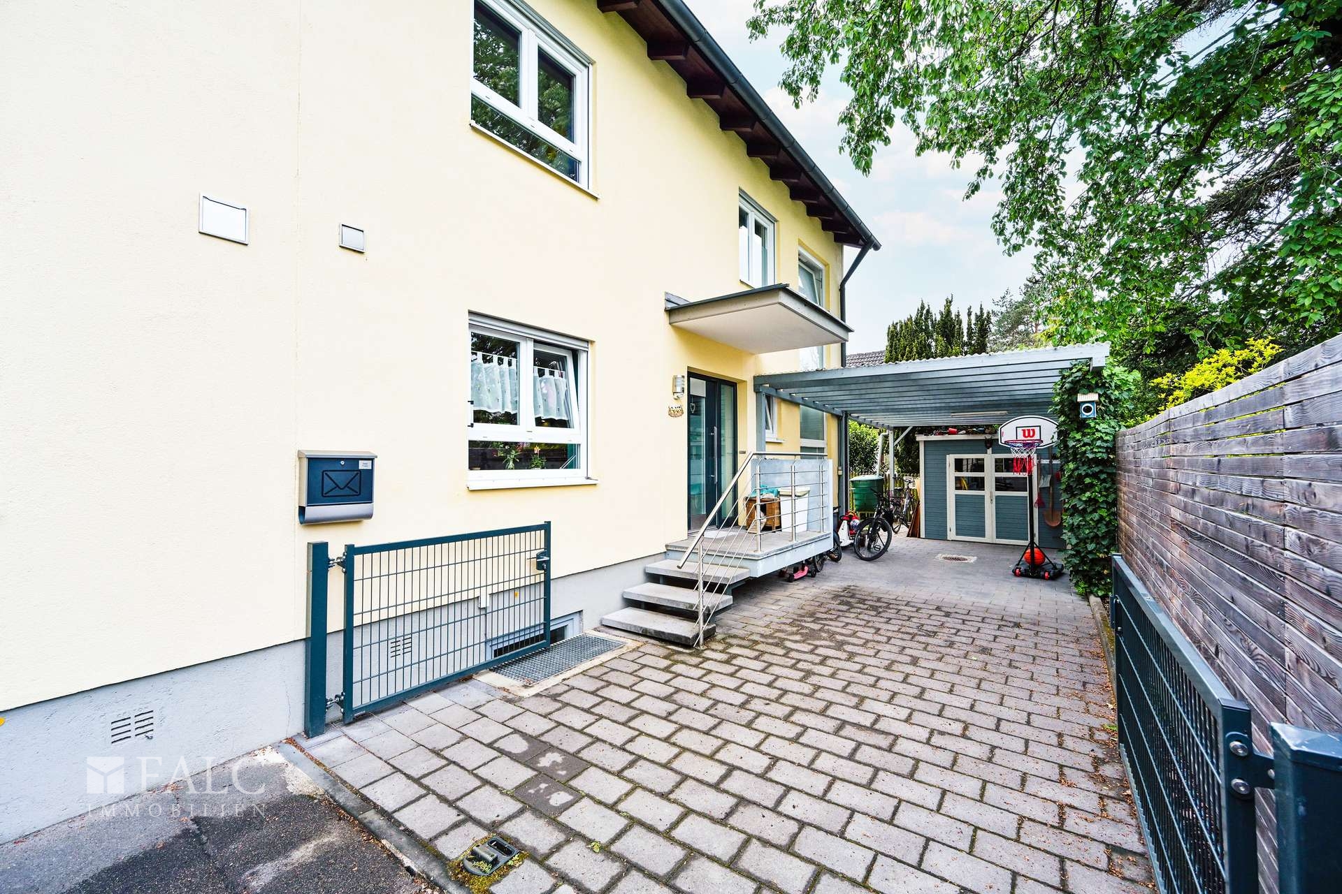 Gebäude mit Carport